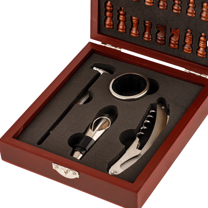Set vin premium cu joc de șah – cutie din lemn